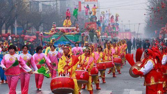 Photo (Ambrose Huo): folk parade