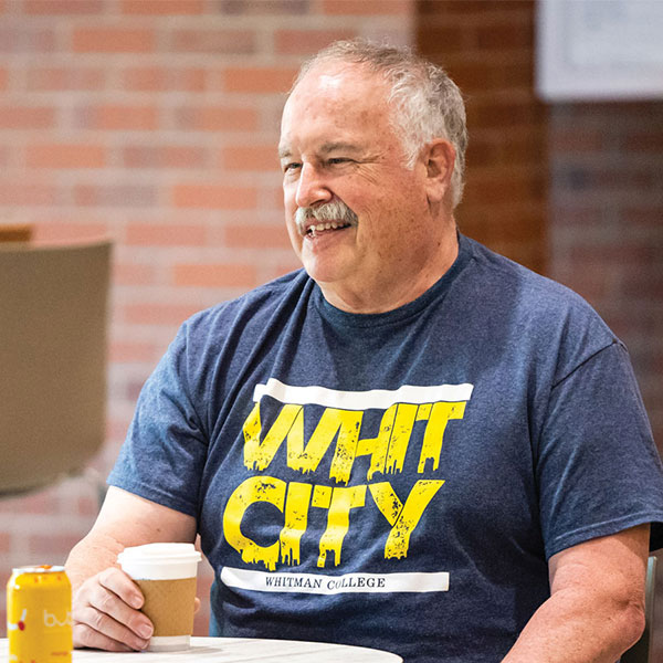 Whitman College mentor Jim Dow speaks with a student