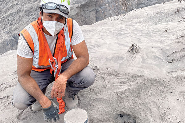 Gustavo Béjar López ’20 working in lahar.