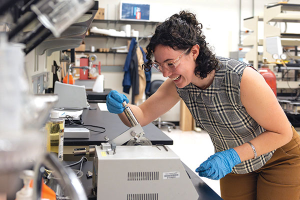 Jessie Bersson ’18 investigates magma formation in a lab.