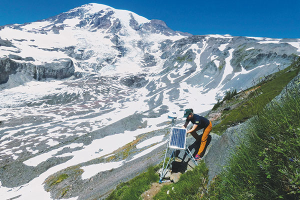 Jessie Bersson ’18 installs a time-lapse camera at Mount Rainier’s Nisqually Glacier.