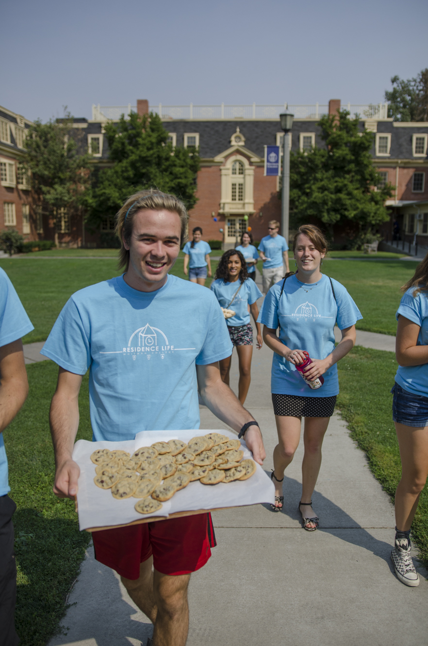 Residence Life staff help welcome new students