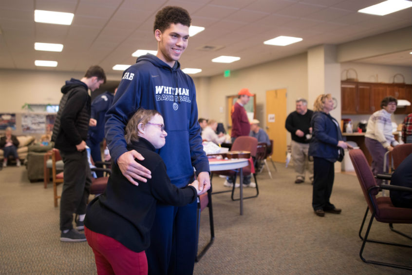 A mutual fan club between Cedric Jacobs-Jones ’19, a wing player, and Cynthia, a resident. A HopeTree staffer, Vera, assists.  
