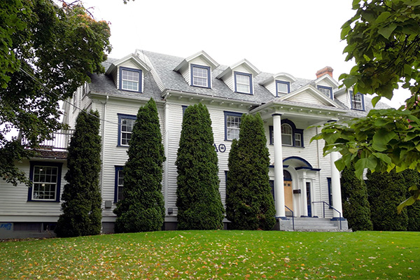 Image of the Phi Delta Theta house at Whitman College.