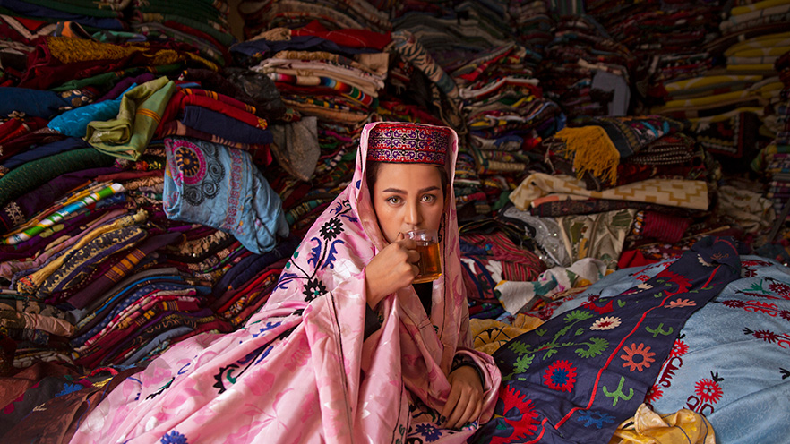 Fatimah Hossaini drinking tea.