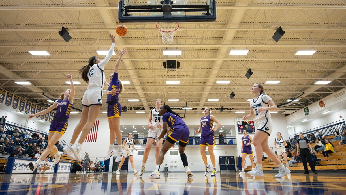 The Whitman women’s basketball team looks to score against Hardin-Baylor in Sherwood Center on Dec. 12.